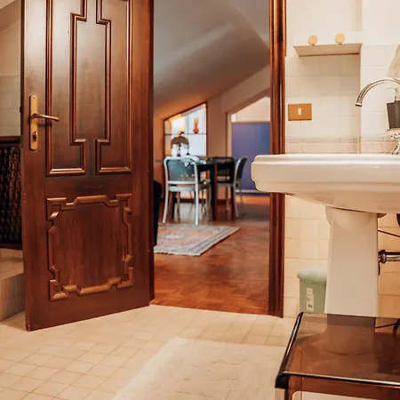 In Open Space Con Jacuzzi In Iris, Parcheggio Privato In Giardino, In Centro Citta 세니갈리아