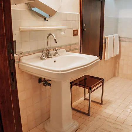 In Open Space Con Jacuzzi In Iris, Parcheggio Privato In Giardino, In Centro Citta * 세니갈리아